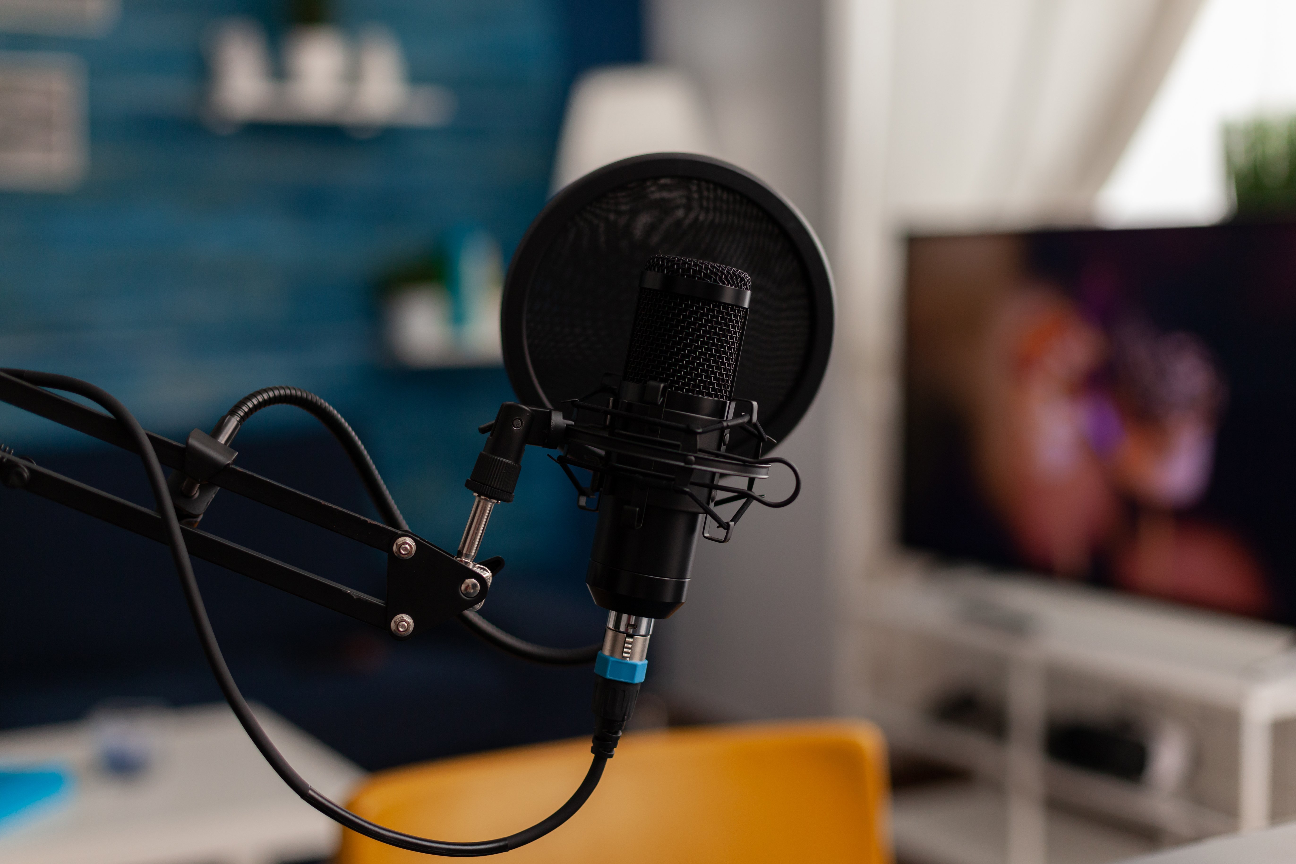 closeup-recording-microphone-home-studio-professional-live-broadcast-equipment-record-content-social-media-electronic-audio-livestream-technology-desk-podcast-instrument